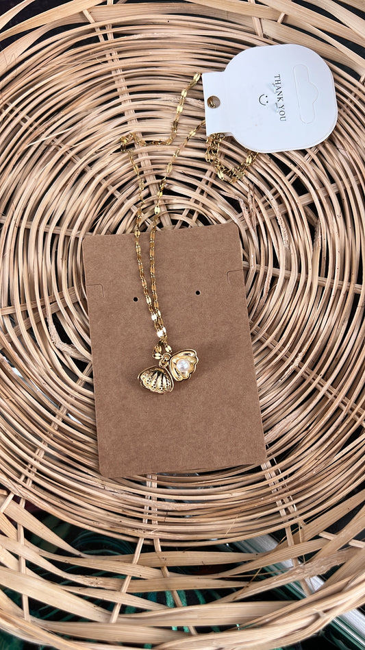 Seashell necklace with pearl inside