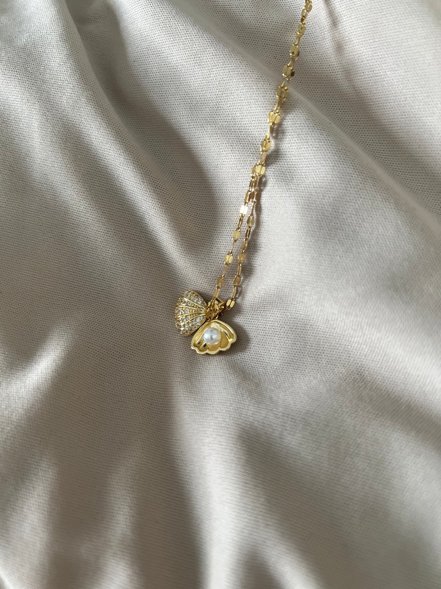 Seashell necklace with pearl inside